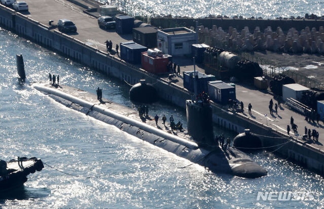▲ 미국 해군 핵추진잠수함 '미주리함'(SSN-780·7800t급)이 17일 오전 부산 남구 해군작전사령부 부산기지에 입항하고 있다. ⓒ뉴시스