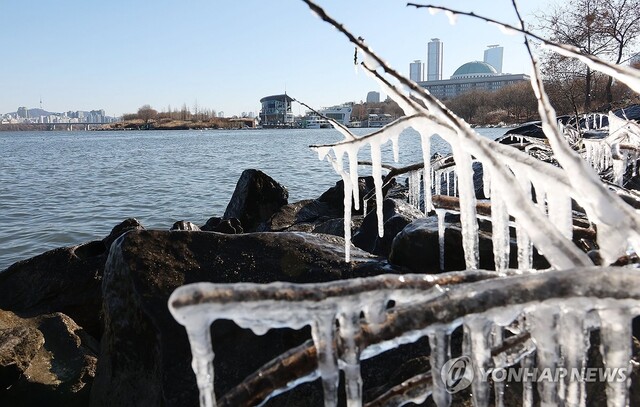 ▲ 겨울 강추위가 찾아온 17일 서울 여의도 한강변에 고드름이 매달려 있다.ⓒ연합뉴스
