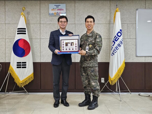 ▲ 윤성국 대전관광공사장이 지난 15일 해군대학 외국군 수탁생들을 대신해 김학연 총장으로부터 해군대학 외국군 수탁생 및 동반가족 대상 대외 군사 교류 활동 지원 공로로 감사패를 받았다.ⓒ대전관광공사