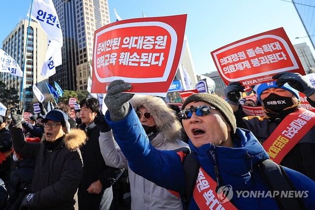 ▲ 17일 서울 광화문 인근에서 대한의사협회 '대한민국 의료붕괴 저지를 위한 범의료계대책특별위원회' 주최로 열린 전국의사총궐기대회에서 참가자들이 구호를 외치고 있다. ⓒ연합뉴스