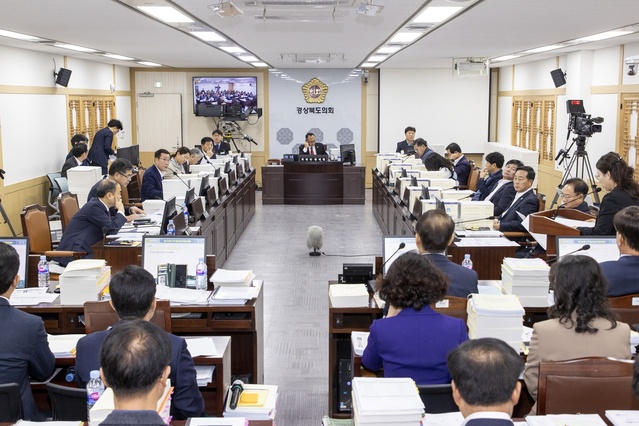 ▲ 경북도의회 예산결산특별위원회(위원장 황재철)는 14일부터 15일까지 경상북도지사가 제출한 2023년도 경상북도 제3회 추가경정 예산안 및 기금운용계획 변경안과 경상북도교육감이 제출한 2023년도 교육비특별회계 제2회 추가경정예산안 및 기금운용계획 변경안에 대한 심사를 했다.ⓒ경북도의회