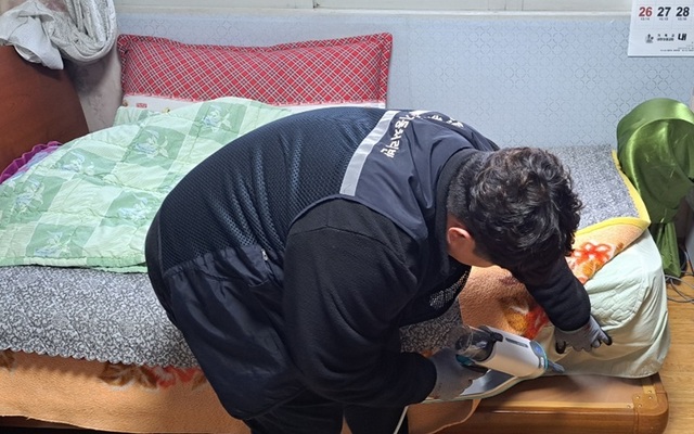 ▲ 척척세종 생활민원기동처리반이 소독서비스를 하고 있다.ⓒ세종시