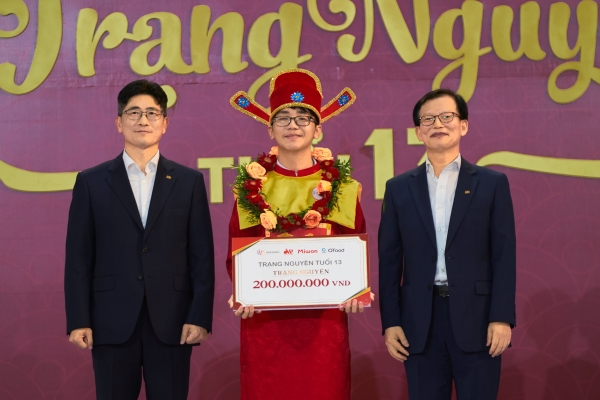 ▲ 지난 16일(현지시각) 베트남 현지에서 방영된 '베트남 장학퀴즈’ 결승전에서 (왼쪽부터) 대상 베트남 신상호 대표이사, 우승자 판 뚜언 뚜, 대상 득비엣 조남일 대표이사가 기념촬영을 하고 있다.ⓒ대상그룹