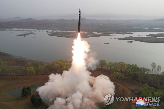 ▲ 북한의 고체연료 엔진 대륙간탄도미사일(ICBM) 화성-18형' ⓒ연합뉴스