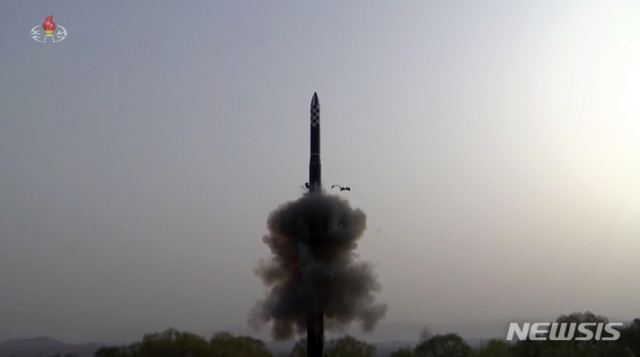 ▲ 북한 조선중앙TV는 14일 북한의 장소가 공개되지 않은 곳에서 지난 13일 대륙간탄도미사일(ICBM) '화성-18' 시험발사 했다고 보도했다. 김정은 북한 국무위원장이 딸 주애와 함께 지난 13일 시험발사를 참관했다. ⓒ 조선중앙TV 캡쳐/뉴시스