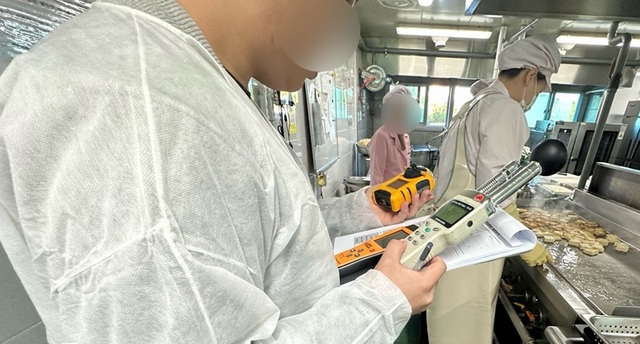 ▲ 학교 급식실 작업환경 표본조사하고 있다.ⓒ세종교육청