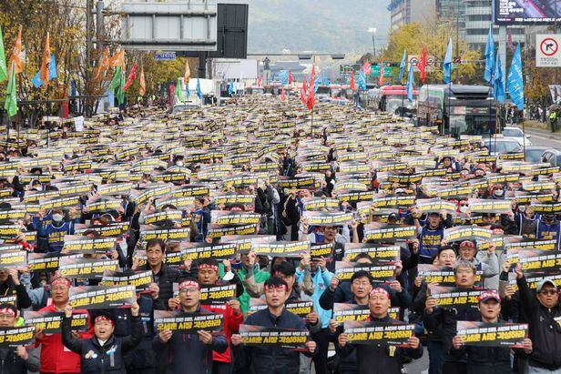 ▲ 지난 11월 9일 민주노총 소속 서울교통공사노조 조합원들이 서울시청 옆 세종대로에서 충파업 출정식을 열고 구호를 외치고 있다. ⓒ연합뉴스