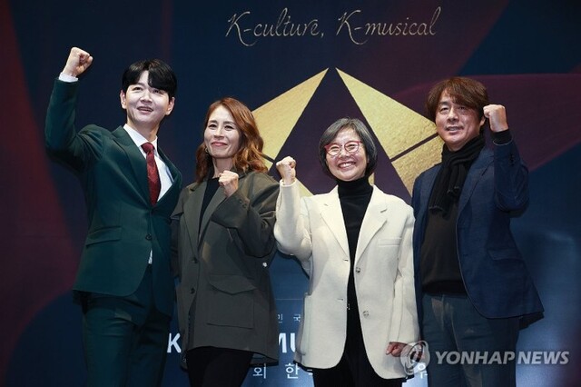 ▲ 왼쪽부터 배우 이건명·최정원, 고희경 후보추천위원장, 이종규 한국뮤지컬협회 이사장.ⓒ연합뉴스