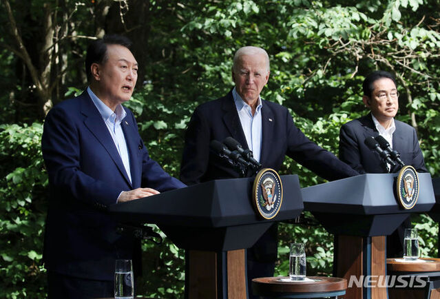 ▲ 윤석열 대통령이 지난 8월18일(현지시간) 메릴랜드주에 위치한 미국 대통령 별장 캠프 데이비드에서 열린 한미일 정상회의를 마친 뒤 조 바이든 미국 대통령, 기시다 후미오 일본 총리와 공동기자회견을 하고 있다.ⓒ뉴시스