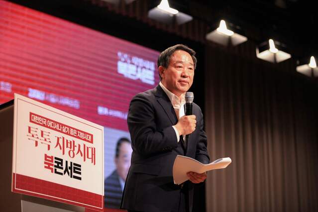 ▲ 강승규 전 대통령실 시민사회수석이 지난 16일 충청남도 예산군 덕산면 스플라스 리솜 리조트에서 개최된  북콘서트에서 지역민들과 소통하고 있다.