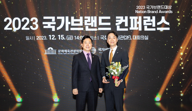 ▲ 김승수(왼쪽) 문화체육관광위원과 장성현 대한항공 마케팅·IT, 객실 및 서비스 부문 부사장이 기념촬영을 하고 있다. ⓒ대한항공