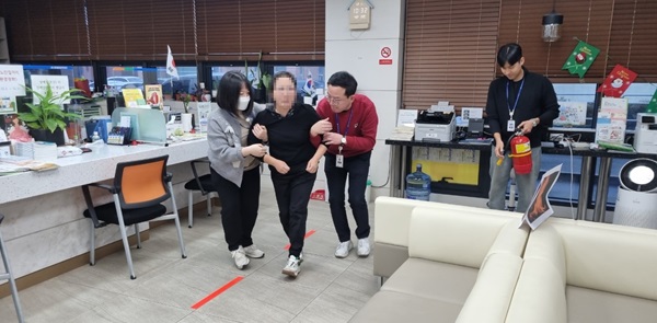 ▲ 대화동 행정복지센터는 18일 화재 예방 및 대응 능력 강화를 위해 대화119안전센터 소방관과 자위소방대 등 15명이 참여하는 ‘합동 소방 훈련’을 실시했다.ⓒ대전대덕구