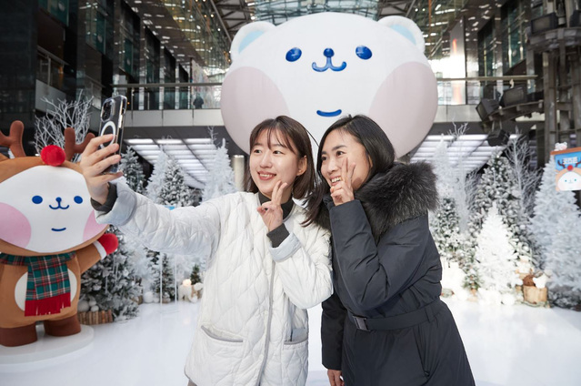 ▲ 포석호 윈터랜드를 배경으로 셀카를 촬영하는 모습 ⓒ포스코