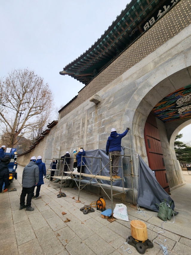 ▲ 경복궁 담벼락 '낙서 테러'가 이틀째 이어진 18일 오전 서울 종로구 통의동 경복궁 영추문 앞에서 문화재청 관계자들이 복구 작업을 위해 가림막 설치 작업을 하고 있다. ⓒ진선우 기자