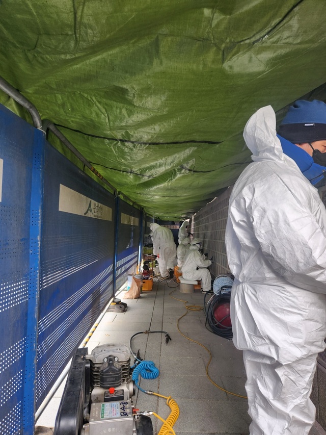 ▲ 문화재청 관계자들이 18일 오전 서울 종로구 경복궁 서쪽 담벼락에 낙서로 훼손된 부분을 복구작업 하고 있다. ⓒ진선우 기자