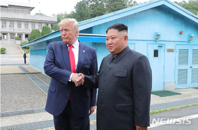 ▲ 2019년 6월30일 도널드 트럼프 당시 미국 대통령이 북한 김정은과 경기도 파주 판문점에서 악수하는 모습. ⓒ북한 노동신문/뉴시스