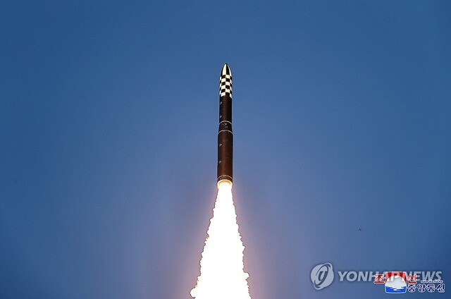 ▲ 북한은 지난 18일 김정은 북한 국무위원장이 참관한 가운데 고체연료 대륙간탄도미사일(ICBM) 화성-18형 발사훈련을 단행했다고 조선중앙통신이 19일 보도했다. ⓒ연합뉴스
