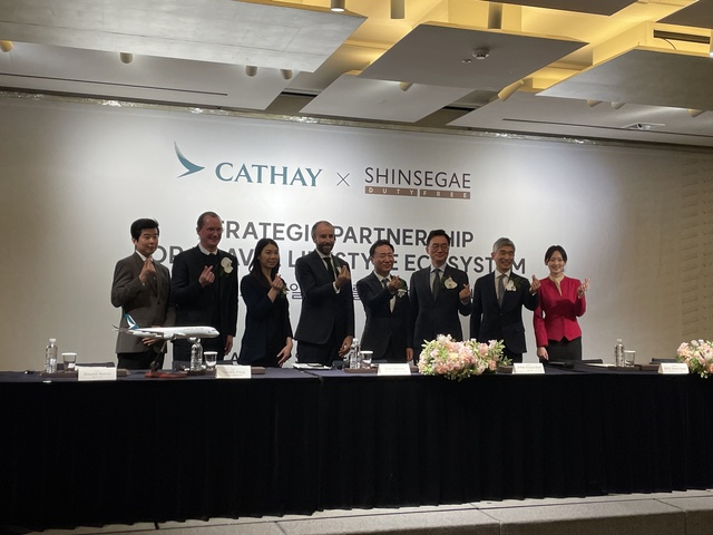 ▲ 폴 스미튼(Paul Smitton) 케세이 아시아 마일즈 CEO(왼쪽에서 네번째)와 유신열 신세계디에프 대표(왼쪽에서 다섯번째). ⓒ뉴데일리