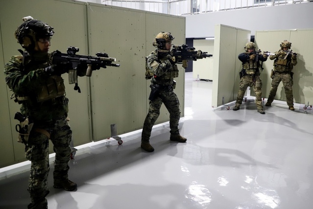 ▲ 한미 특수전부대 장병들이 특수전학교 훈련장에서 연합 특수작전 훈련의 일환으로 핵심지역 내부 소탕전술 훈련을 하고 있다. 합동참모본부 제공.