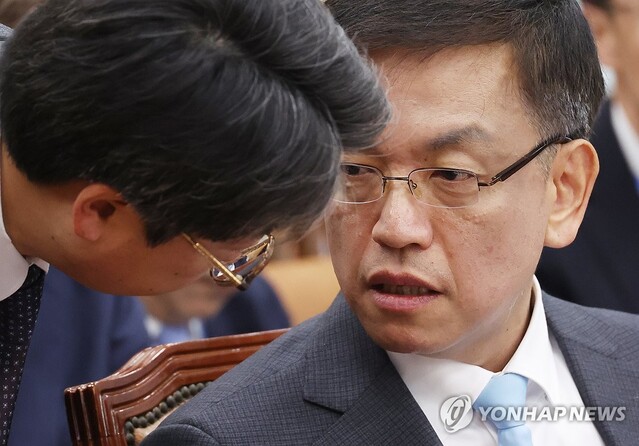 ▲ 최상목 경제부총리 겸 기획재정부 장관 후보자가 19일 국회에서 열린 인사청문회에서 관계자와 대화하고 있다.ⓒ연합뉴스