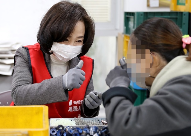 ▲ 송아영 국민의힘 세종시당 위원장이 19일 종촌종합복지센터 2층 장애인보호작업장을 방문해 나눔사랑 봉사활동을 하고 있다.ⓒ세종시당