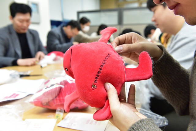 ▲ 대구도시개발공사는 19일 혈액암 환우에게 직접 만든 물품을 후원하는 핸즈온 봉사활동을 진행했다.ⓒ대구도시개발공사