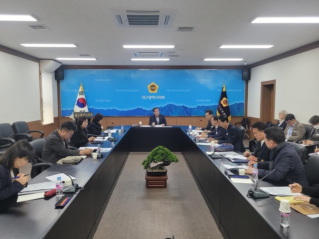 ▲ 대구시의회 교육위원회(위원장 이동욱)는  학교보안관과 노인일자리사업의 연계 방안을 모색하기 위한 협의회를 열었다.ⓒ대구시의회