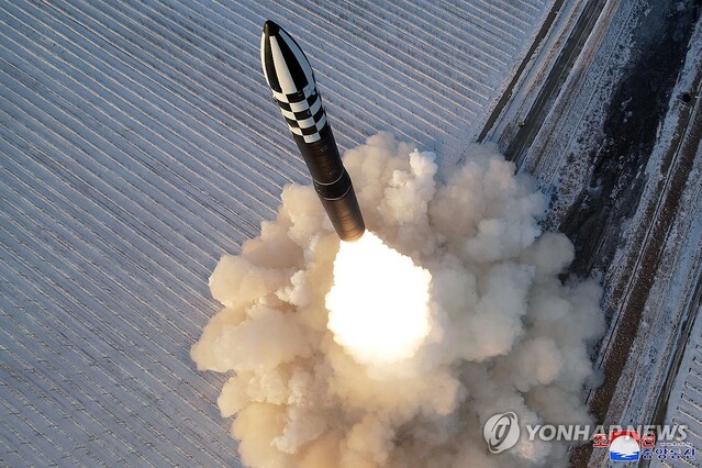 ▲ 북한은 지난 18일 김정은 북한 국무위원장이 참관한 가운데 고체연료 대륙간탄도미사일(ICBM) 화성-18형 발사훈련을 단행했다고 조선중앙통신이 19일 보도했다.2023.12.19 ⓒ연합뉴스