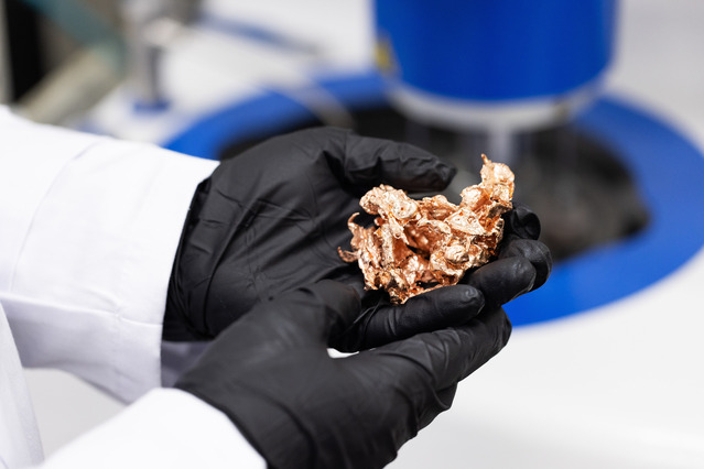 ▲ LS전선 직원이 동박용 신소재 큐플레이크(CuFlakeTM)를 검사하고 있다. ⓒLS전선