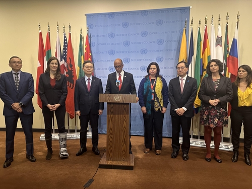 ▲ 19일(현지시간) 미국 뉴욕 유엔본부에서 안전보장이사회 회의 개최에 앞서 황준국 주유엔 대사(왼쪽 세번째)와 로버트 우드 유엔 주재 미국 대표부 차석대사(왼쪽 네번째) 등 10개국 대표가 공동선언문을 발표 약식 회견을 하고 있다. ⓒ연합뉴스