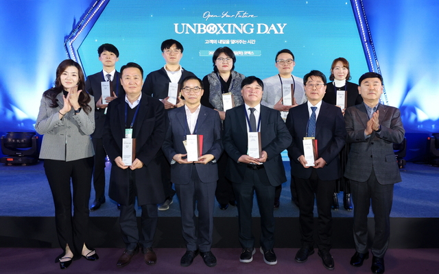 ▲ (앞줄 왼쪽부터)㈜한진 조현민 사장, 클리오 이철성 부장, 농협물류 백형일 전무, 피코이노베이션 송인정 상무, GS리테일 이정선 상무, ㈜한진 노삼석 사장, (뒷줄 왼쪽부터) 투교샵 안교범 대표, 하이유로 윤태일 과장, 지엔엠 김윤경 대표, 대길SF 정태영 대표, 광명전기 윤재연 실장이 19일 서울 삼성동 코엑스 3층에서 열린 ‘언박싱데이’에서 기념촬영을 하고 있다. ⓒ㈜한진