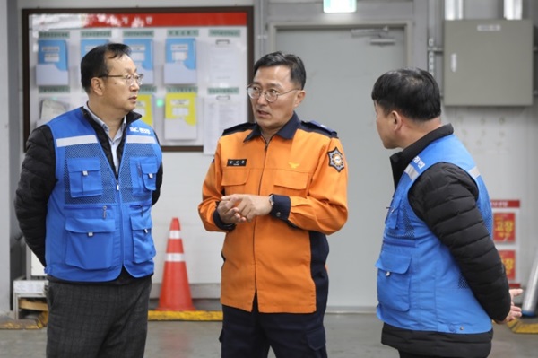 ▲ 강대훈 대전소방본부장은 14일 남대전 물류단지 내 중부권 광역 우편물류센터 등을 찾아 소방 안전관리 실태 등을 점검했다.ⓒ대전시