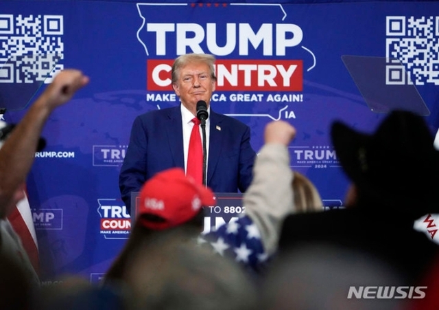 ▲ 미국 콜로라도주 대법원이 19일(현지시간) 2021년 1.6 의회 폭력 사태 선동을 이유로 도널드 트럼프 전 대통령의 콜로라도주 프라이머리 참여 자격을 박탈했다고 워싱턴포스트(WP), 가디언 등 외신이 보도했다. 사진은 트럼프가 지난달 18일 아이오와주 포트닷지에서 선거 유세를 하는 모습. ⓒAP/뉴시스