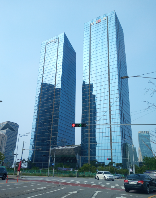 ▲ 재외동포웰컴센터는 송도국제도시 송도부영타워(오른쪽) 30층에 내년 6월 문을 연다.ⓒ인천경제청 제공