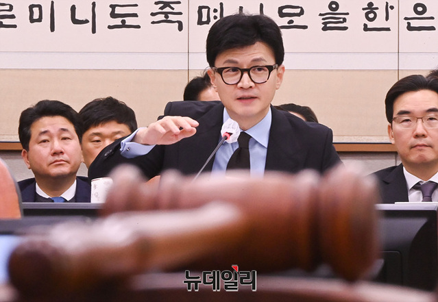 ▲ 한동훈 법무부 장관이 19일 오후 국회에서 열린 법제사법위원회 전체회의에서 의원들의 질의에 답변하고 있다. ⓒ서성진 기자