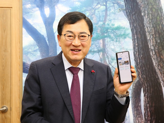 ▲ 주낙영 시장이 20일 경주페이 ‘HAPPY동행’ 시행에 맞춰  제1호 기부 후 폰을 들고 기념촬영을 하고 있다.ⓒ경주시