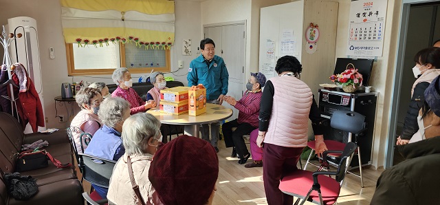 ▲ 장종용 구청장이 창포복지관경로당에서 어르신 안부 살피고 있다.ⓒ포항시