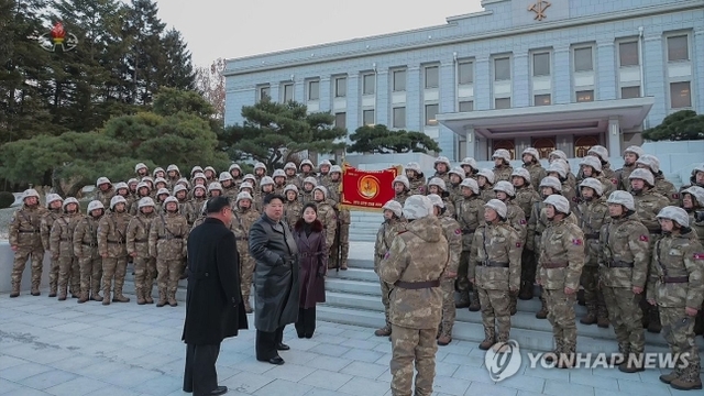 ▲ 북한 김정은이 지난 18일 단행된 ICBM 화성-18형 발사 훈련에 참여했던 미사일총국 제2붉은기중대 군인들을 지난 20일 당 중앙위원회 본부 청사로 불러 축하 격려했다고 조선중앙TV가 21일 보도했다. ⓒ조선중앙TV 화면/연합뉴스