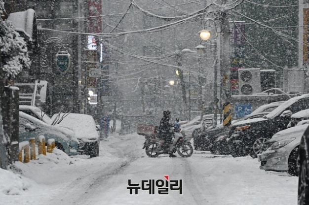 ▲ 폭설로 인해 오토바이가 나아가지 못하고 있다. ⓒ뉴데일리DB