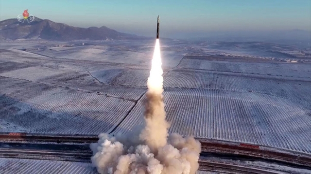 ▲ 조선중앙TV가 지난 18일 발사된 신형 ICBM 화성-18형 발사 장면을 19일 보도한 모습. ⓒ조선중앙TV 갈무리/뉴시스