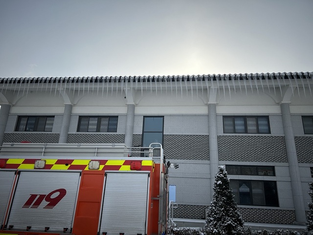 ▲ 21일 오전 9시 순창군에서 119 대원들이 고드름 제거를 위해 출동했다. ⓒ전북소방본부