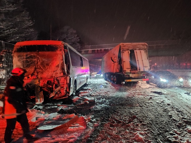 ▲ 21일 새벽 서해안고속도로에서 대형트럭이 빙판길에 미끄러지면서 7중 추돌사고가 발생한다. 사고 현장에서 눈이 내리고 있는 가운데 119구급대원들이 사고를 수습하고 있다.ⓒ충남소방본부