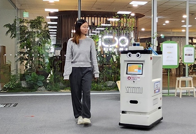 ▲ 세종시립도서관 도서운반로봇.ⓒ세종시