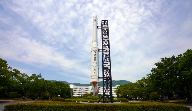 ▲ 경남도청 정문앞의 누리호 모형. ⓒ경남도 제공