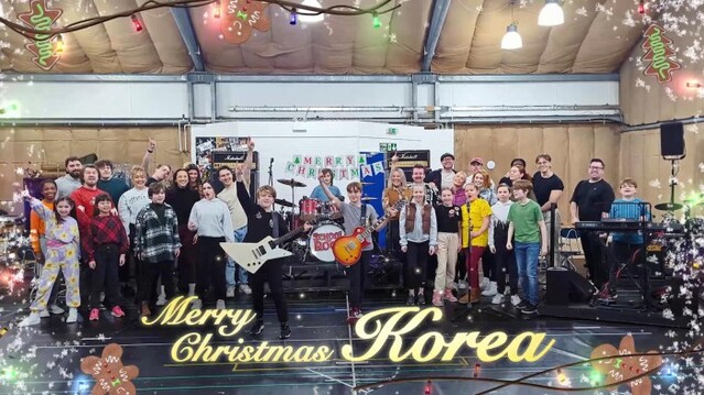 ▲ 영국 런던에서 연습 중인 '스쿨 오브 락' 월드투어 팀이 한국 관객들에게 밴드 버전으로 편곡된 캐럴 '징글벨'을 직접 연주한 스페셜 영상을 보냈다.ⓒ에스앤코