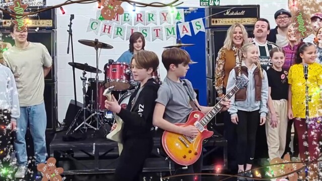 ▲ 영국 런던에서 연습 중인 '스쿨 오브 락' 월드투어 팀이 한국 관객들에게 밴드 버전으로 편곡된 캐럴 '징글벨'을 직접 연주한 스페셜 영상을 보냈다.ⓒ에스앤코