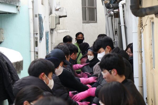 ▲ 충남대 사회공헌센터가 20일 대전시 중구 부사동을 찾아 지역민에게 연탄 1500장을 배달하고 있다.ⓒ충남대