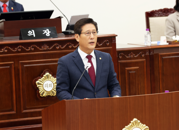 ▲ 이희환 의원이 20일 열린 제266회 정례회 제4차 본회의 5분 발언을 통해 지난 10월 착수한 ‘유성구 조례 정비를 위한 정책 연구용역’ 결과 보고와 이를 반영한 조례 개정 추진을 촉구하고 있다.ⓒ유성구의회