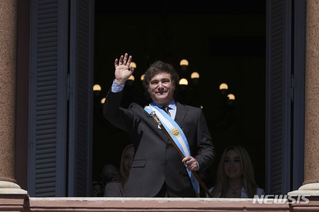 ▲ 하비에르 밀레이 아르헨티나 대통령이 취임식에서 인사하고 있다. 231211 AP/뉴시스 ⓒ뉴시스
