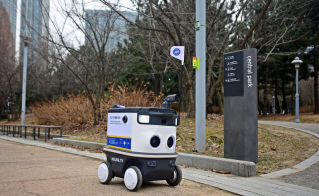 ▲ 자율주행 로봇 서비스 플랫폼 뉴빌리티가 인천 송도에서 스마트시티 순찰로봇을 선보인다.ⓒ인천경찰청 제공